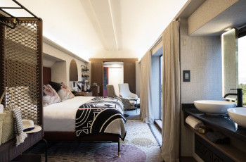 Luxurious suites that overlook the train and the Sabie River